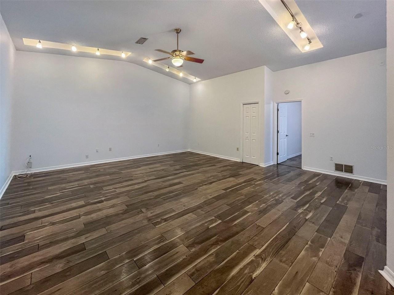 3957 Proctor Rd - Photo 3 of 18