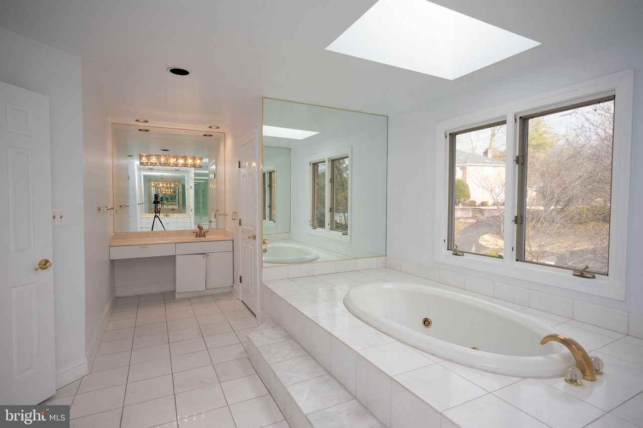 9700 Grenadier Ct - Photo 5 of 45