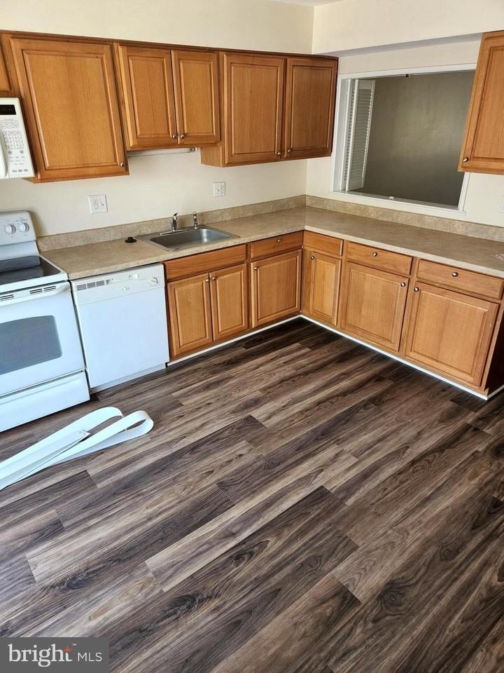 214 Castleton Ter - Photo 2 of 20