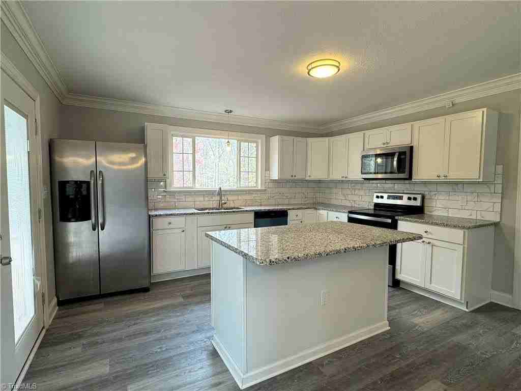 1803 Allyson Ave - Photo 3 of 25