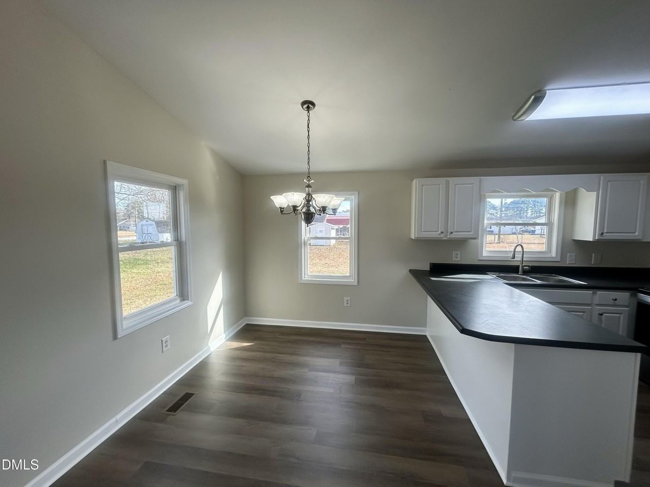 403 S Market St - Photo 4 of 18