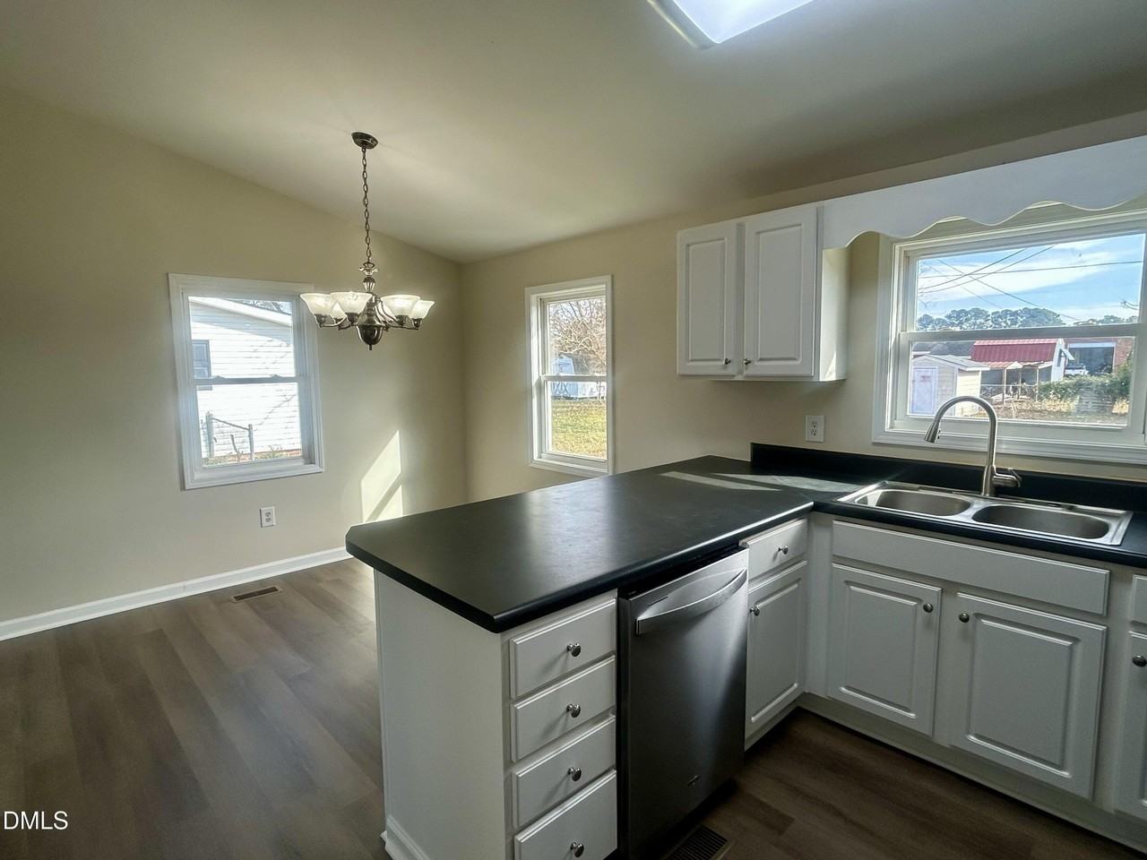 403 S Market St - Photo 7 of 18