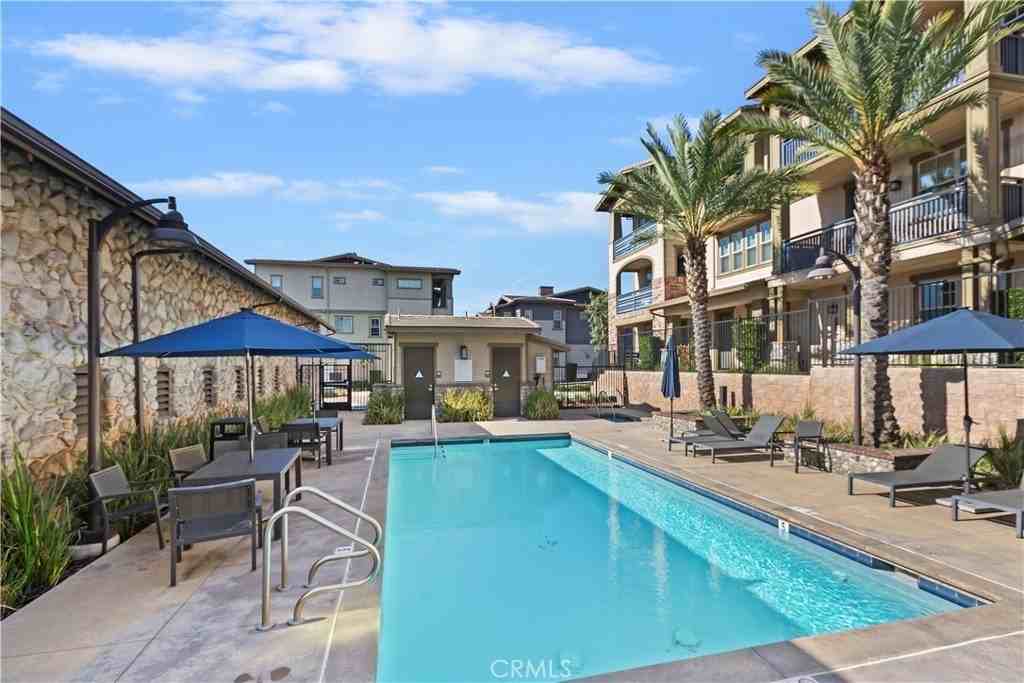 568 Granite St - Photo 4 of 33