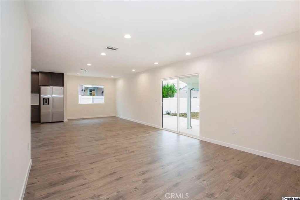 10424 Woodley Ave - Photo 4 of 21