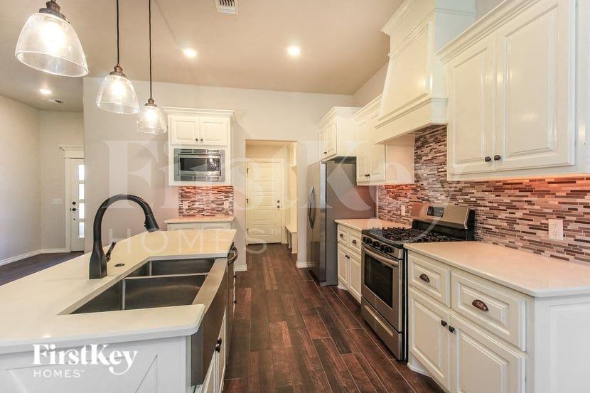 9212 Nw 91st St - Photo 6 of 15