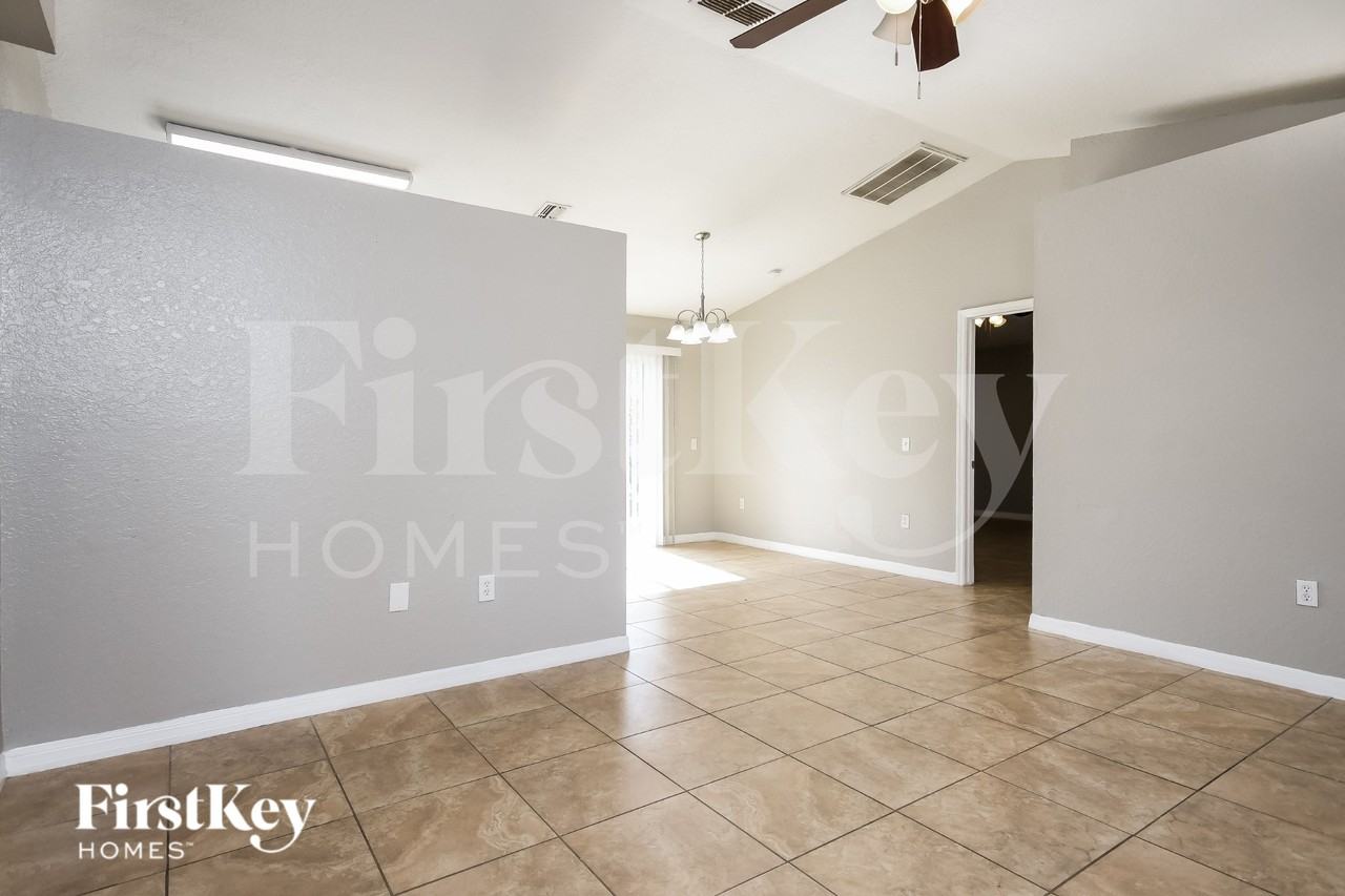 620 Robin Ln - Photo 3 of 16