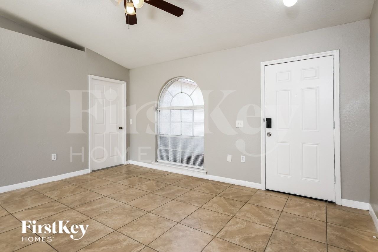 620 Robin Ln - Photo 4 of 16