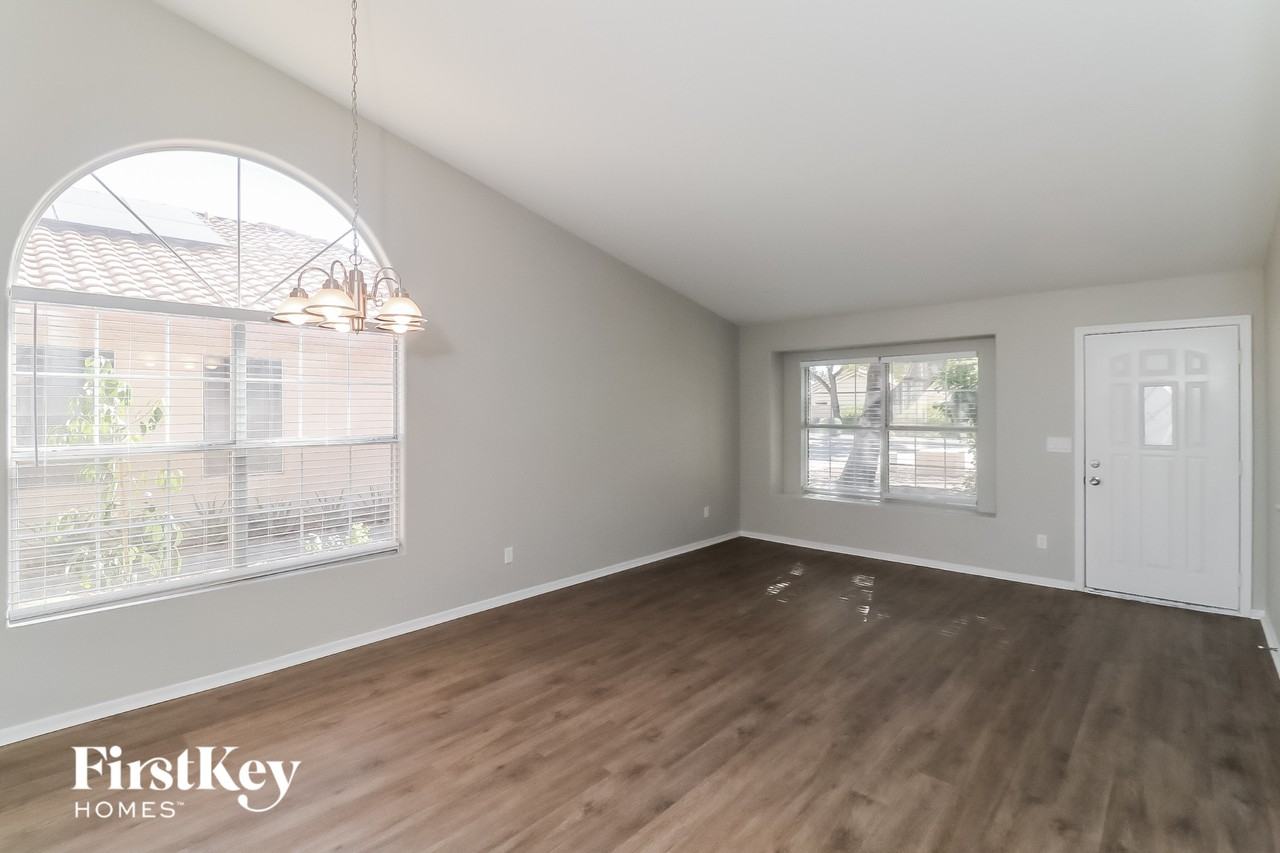 1214 E Grovers Ave - Photo 3 of 15