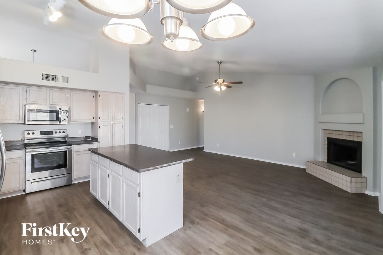 1214 E Grovers Ave - Photo 4 of 15