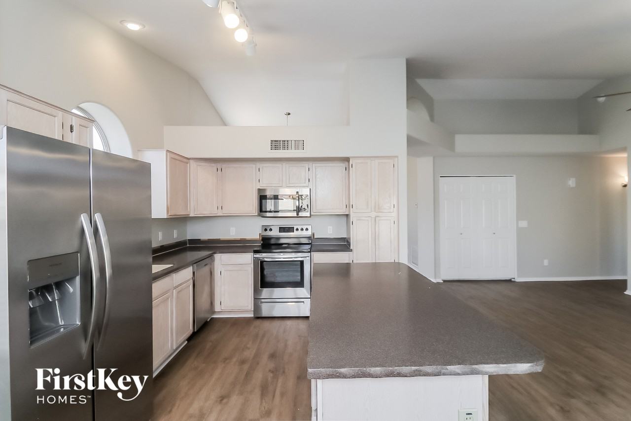 1214 E Grovers Ave - Photo 6 of 15