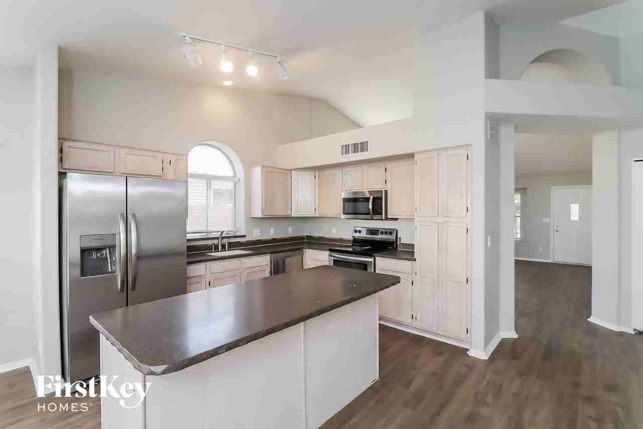 1214 E Grovers Ave - Photo 7 of 15