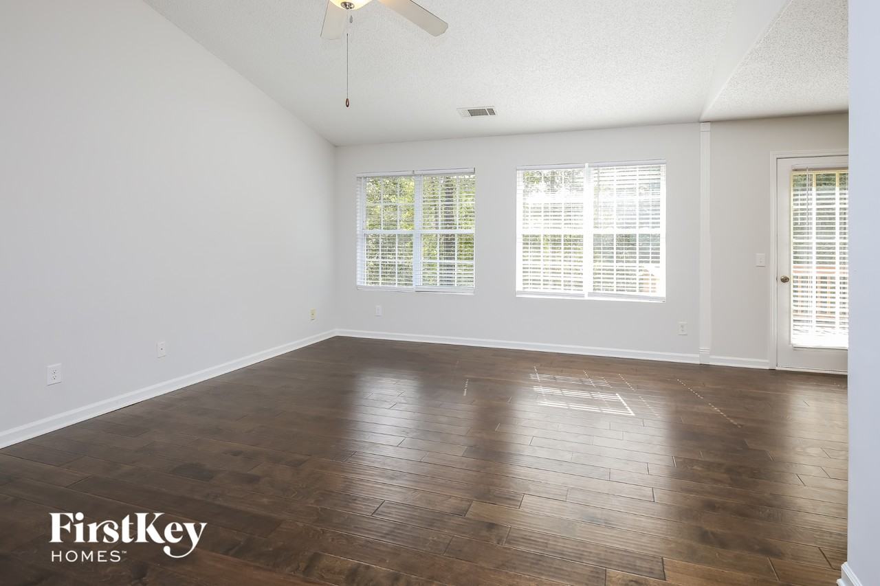 1911 Natalie Dr - Photo 5 of 15