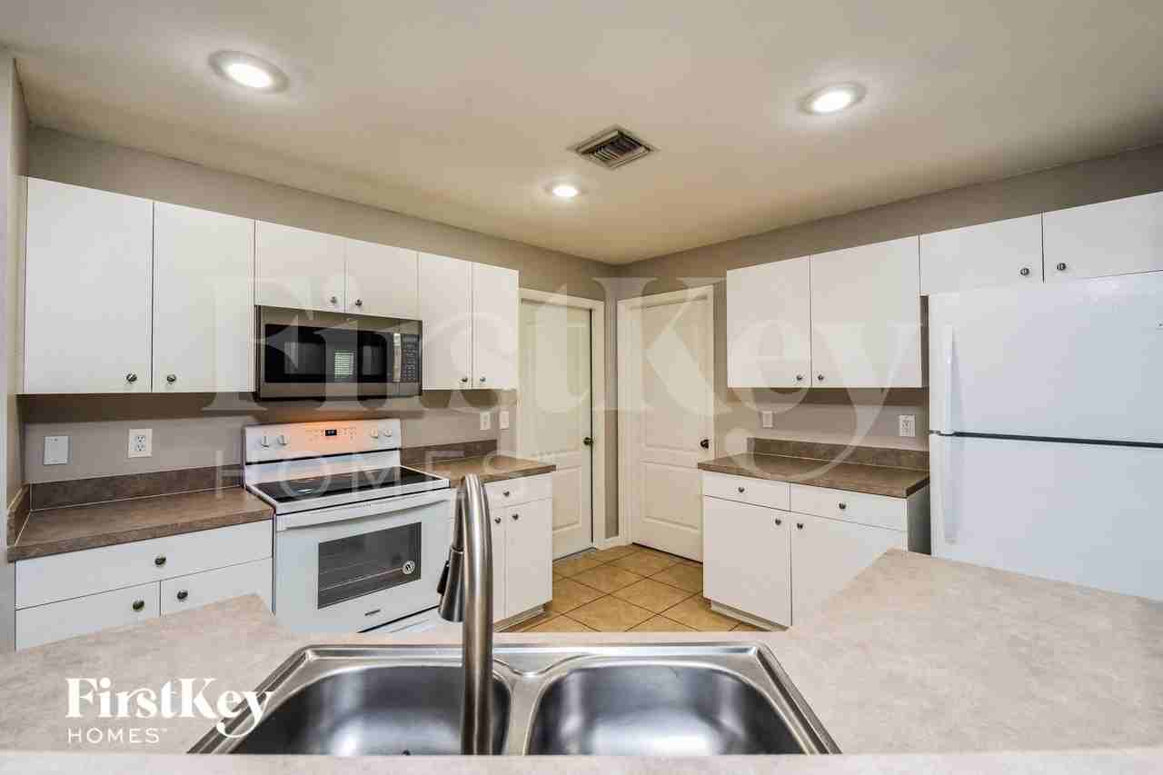 3105 41st St W - Photo 5 of 15