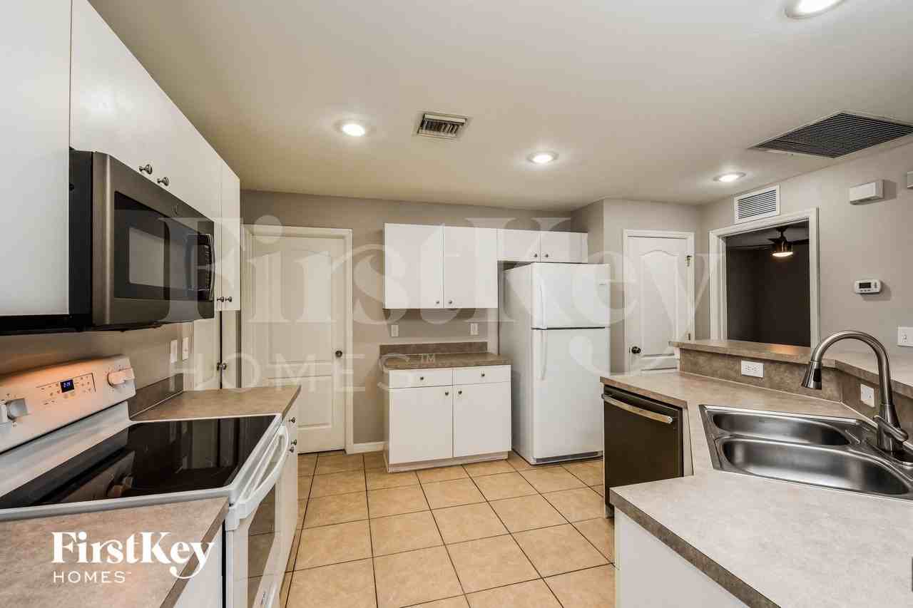 3105 41st St W - Photo 7 of 15