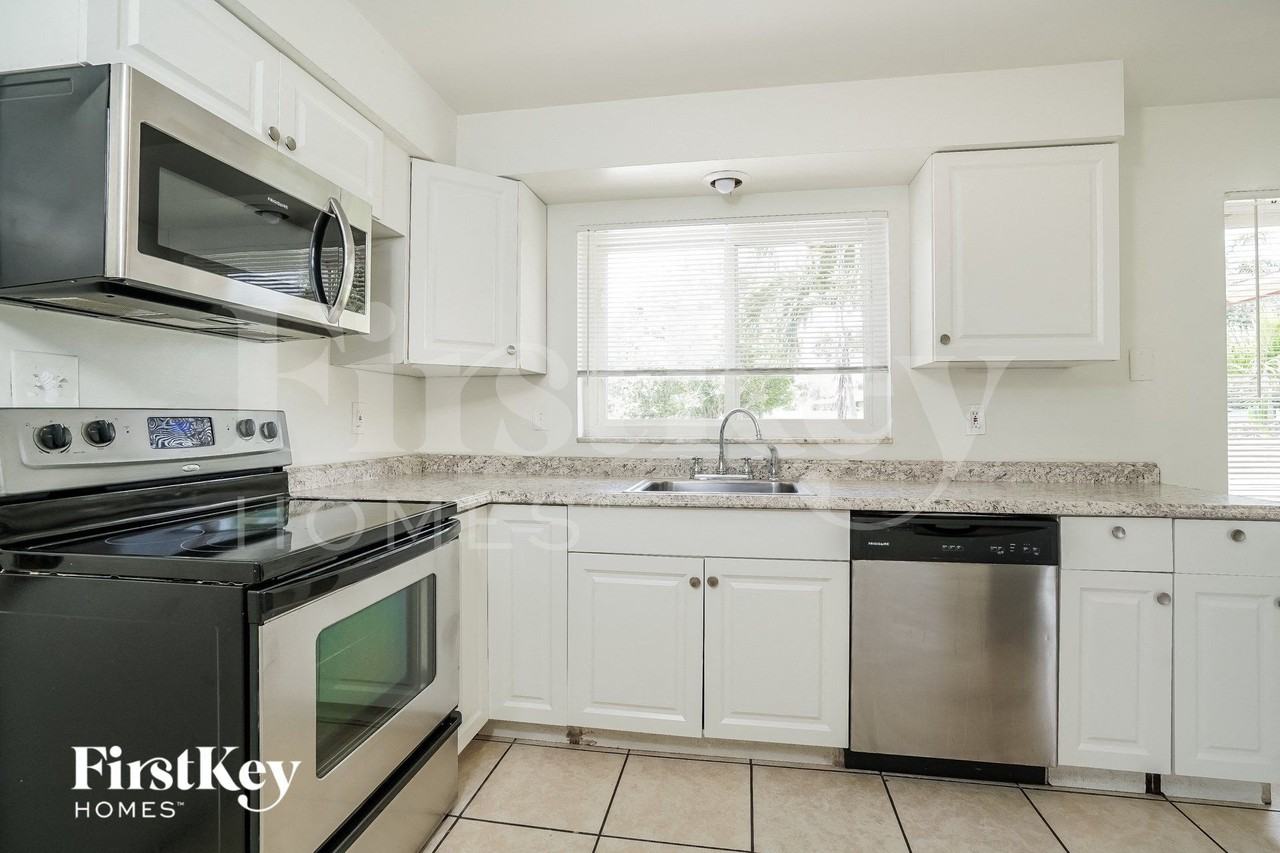 4108 Se 10th Ct - Photo 5 of 15