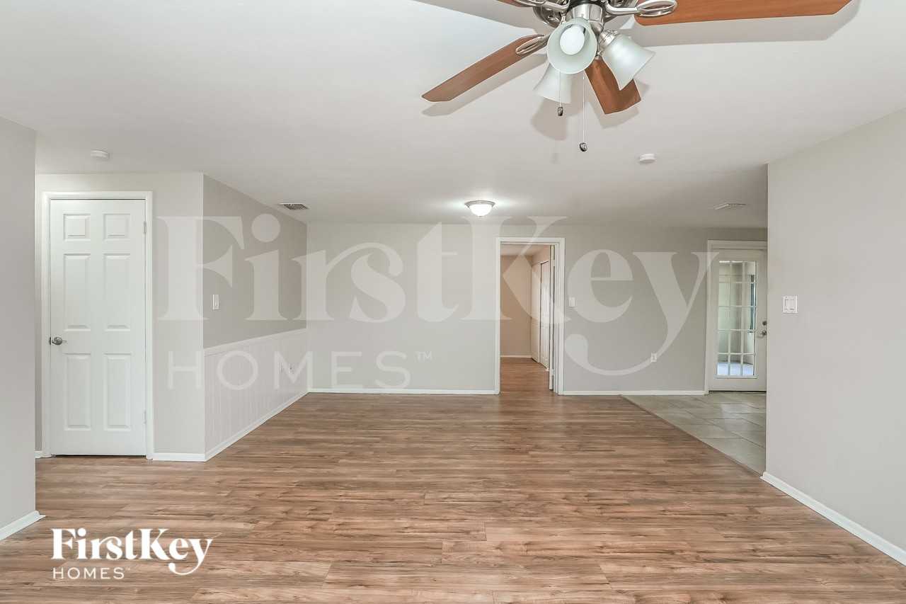 3530 Brompton Dr - Photo 4 of 16