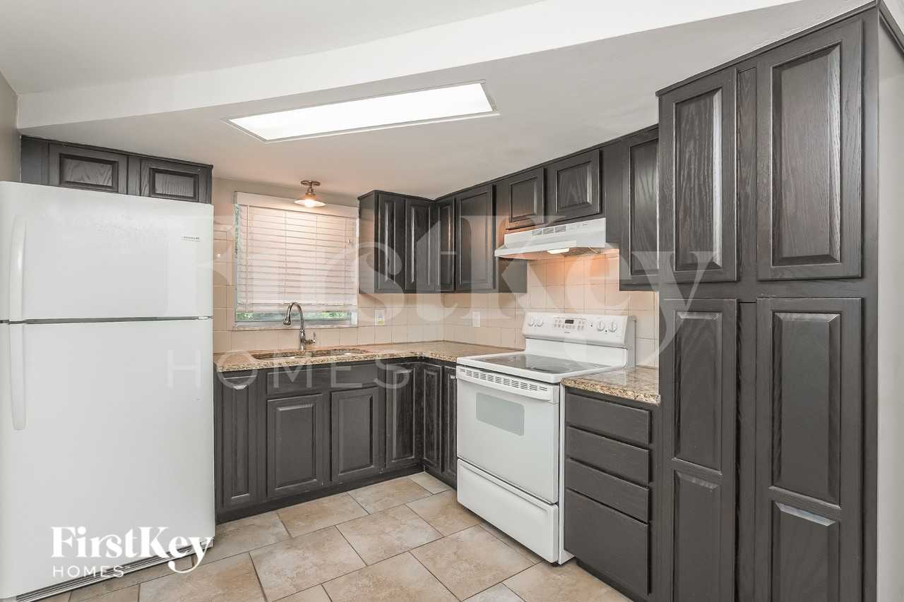 3530 Brompton Dr - Photo 5 of 16