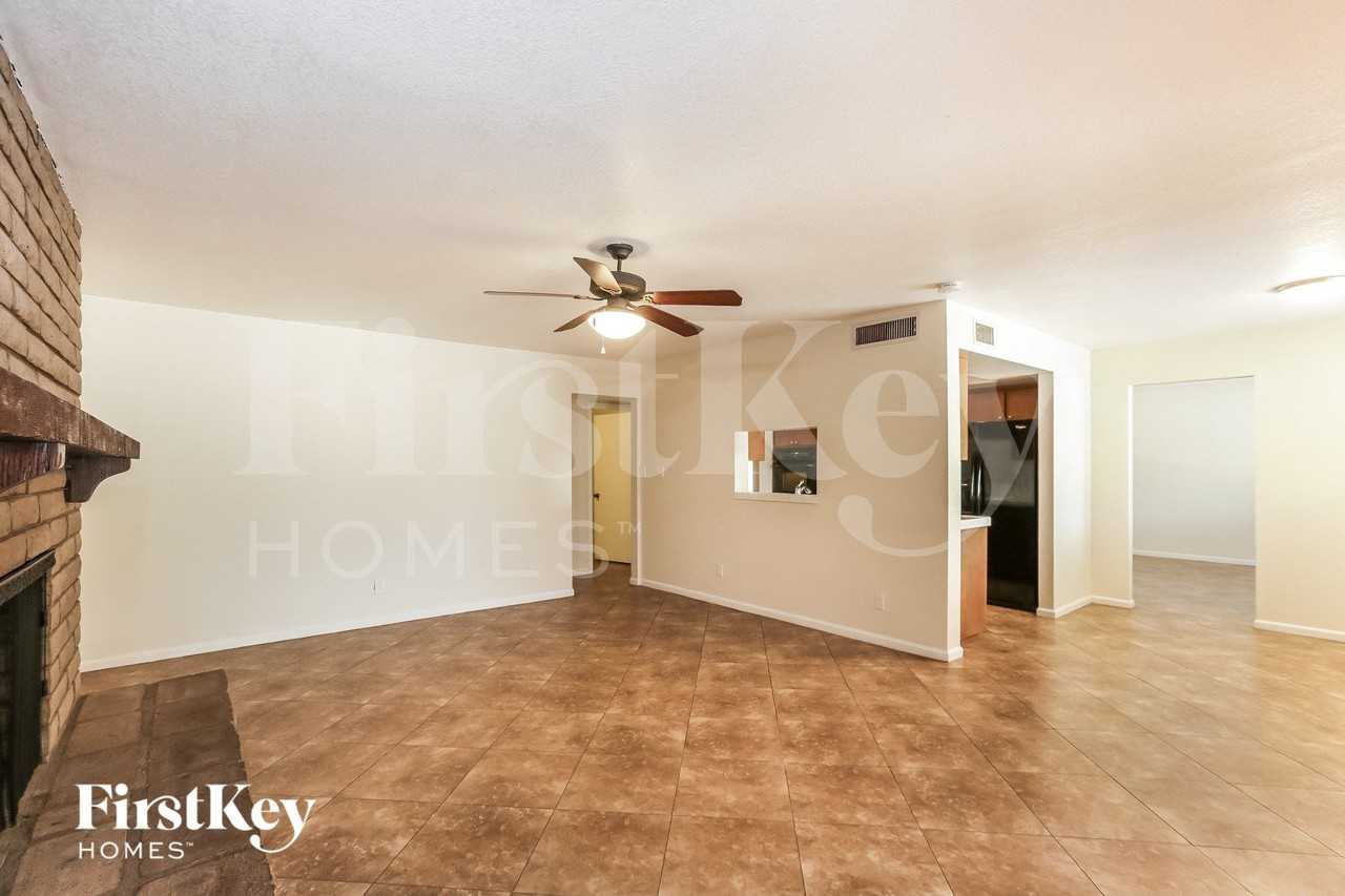 3012 S Evergreen Rd - Photo 3 of 15