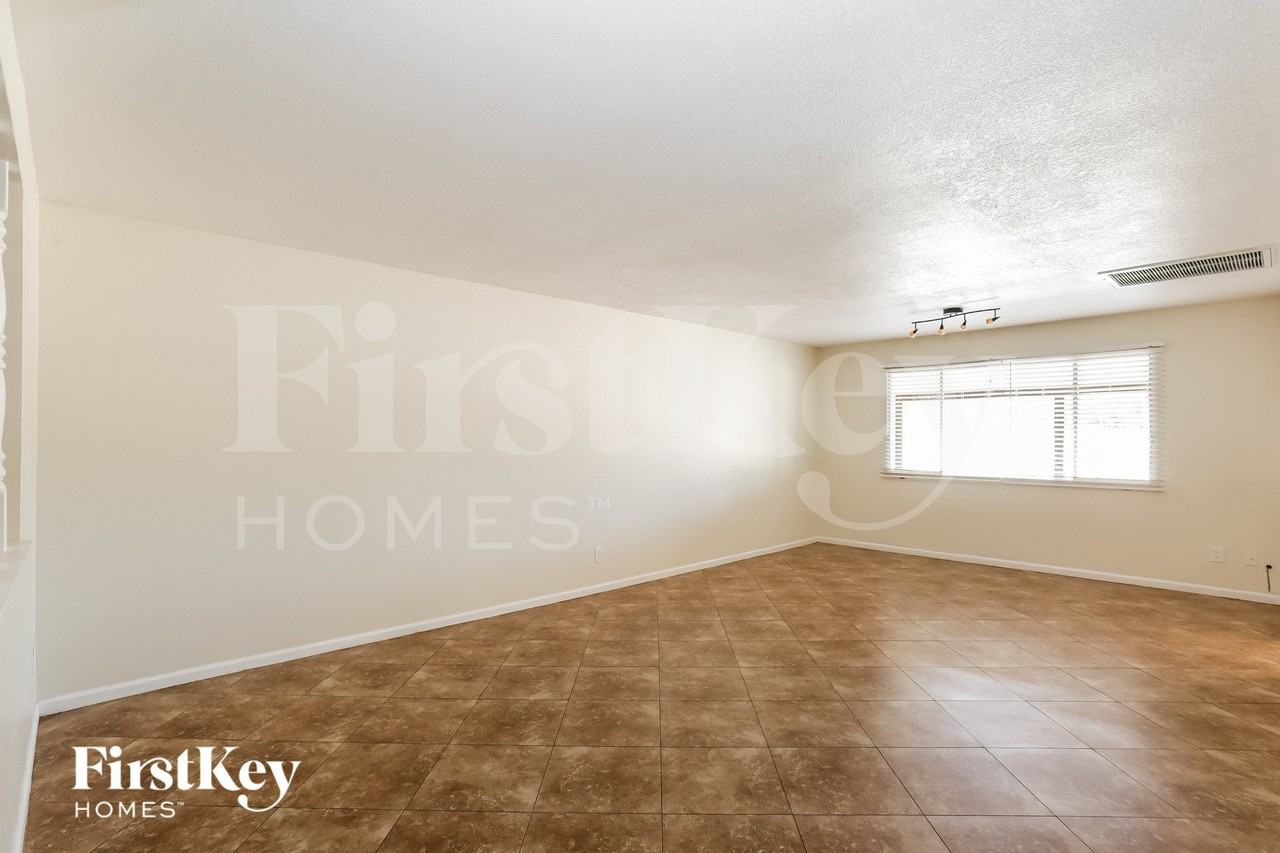 3012 S Evergreen Rd - Photo 5 of 15