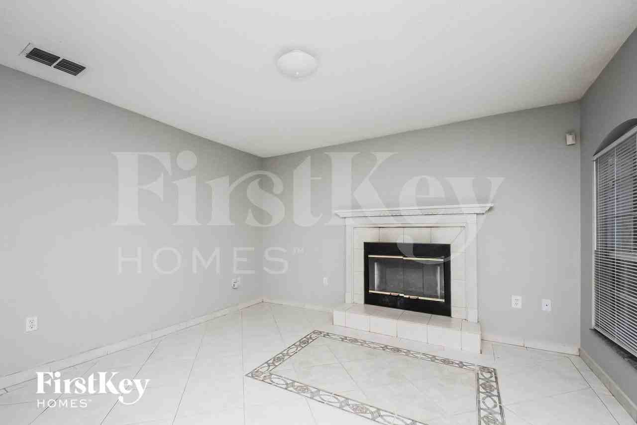 1435 Sarasota Dr - Photo 2 of 15