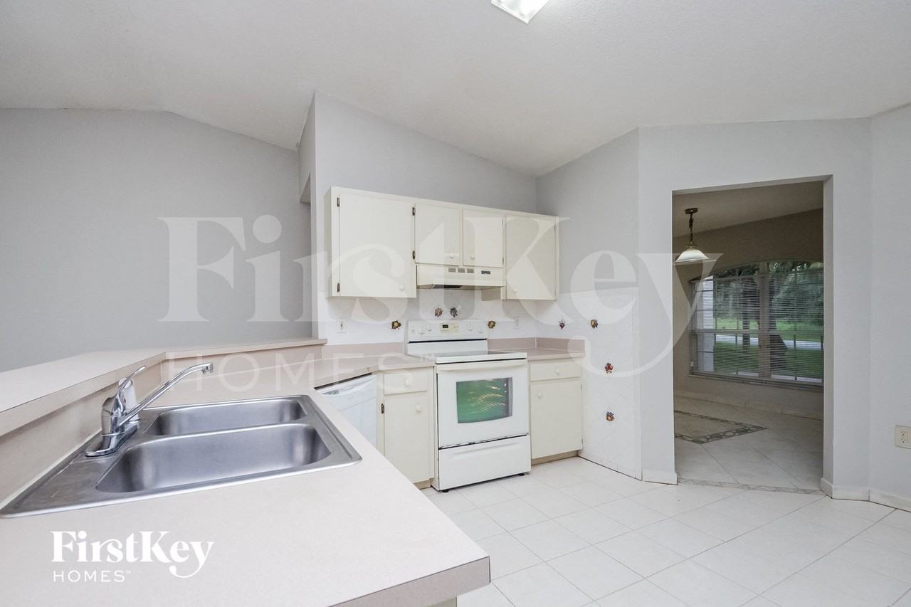 1435 Sarasota Dr - Photo 3 of 15