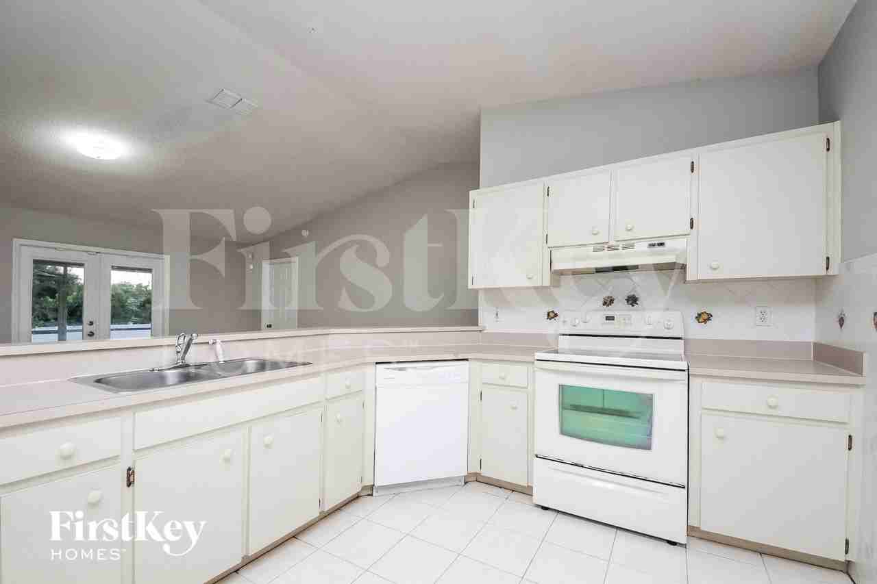 1435 Sarasota Dr - Photo 4 of 15