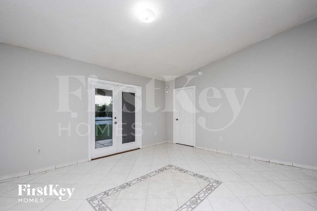 1435 Sarasota Dr - Photo 5 of 15