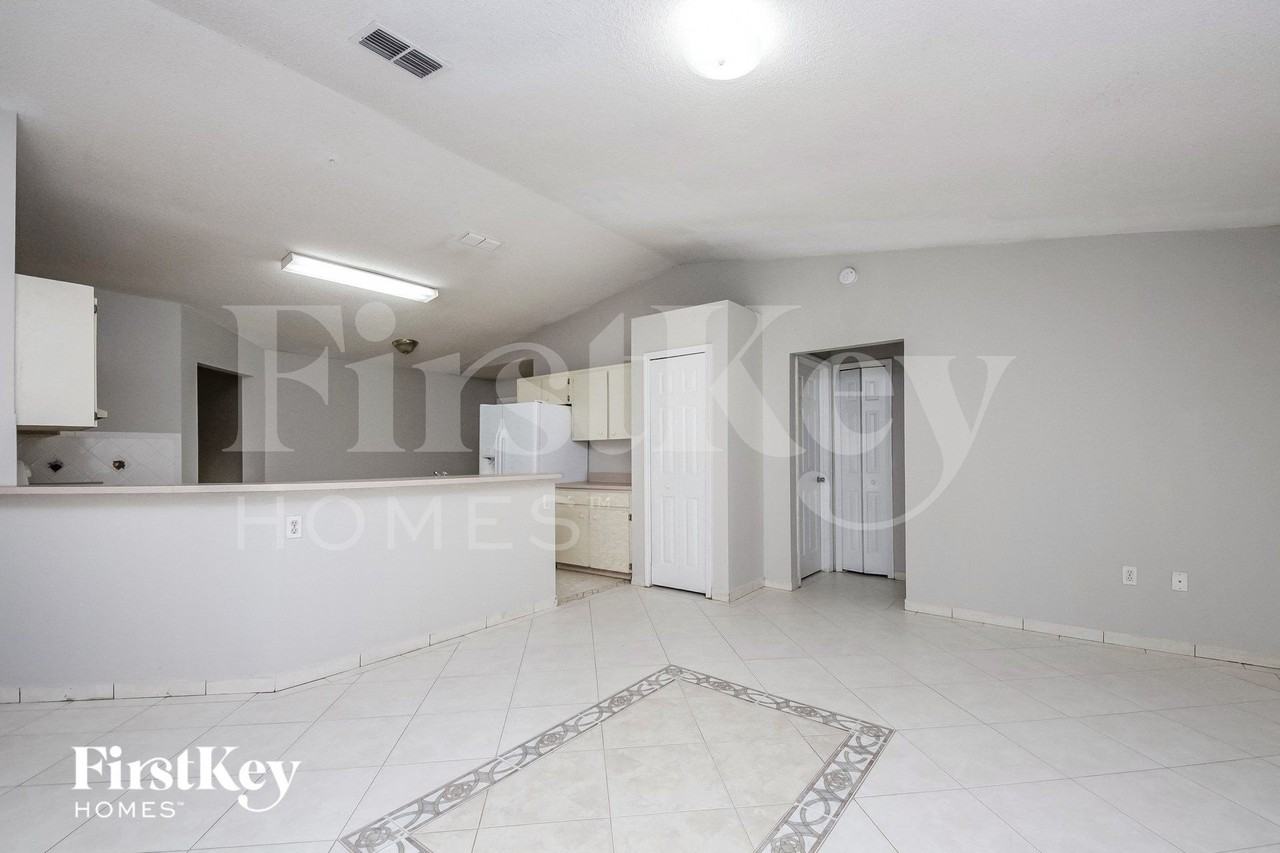 1435 Sarasota Dr - Photo 6 of 15