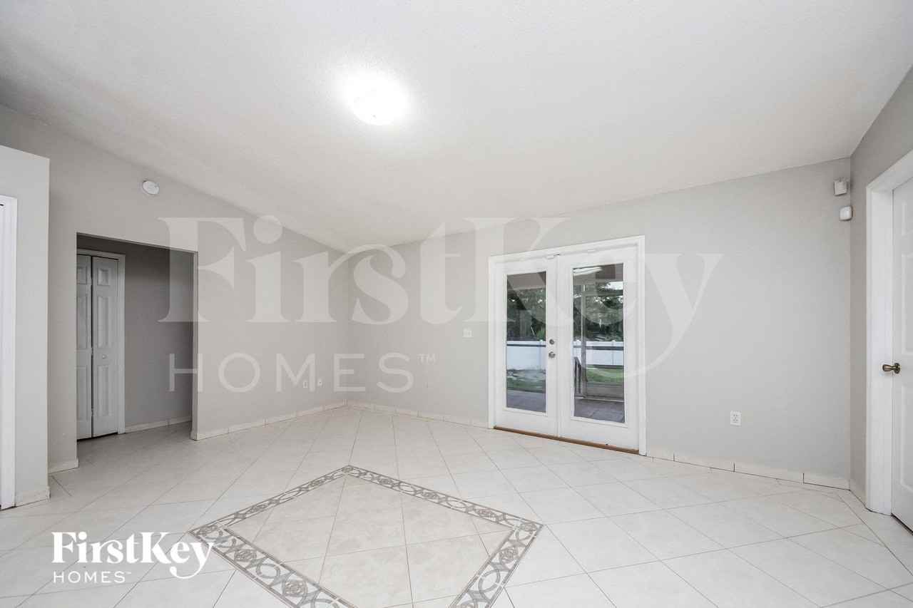 1435 Sarasota Dr - Photo 7 of 15