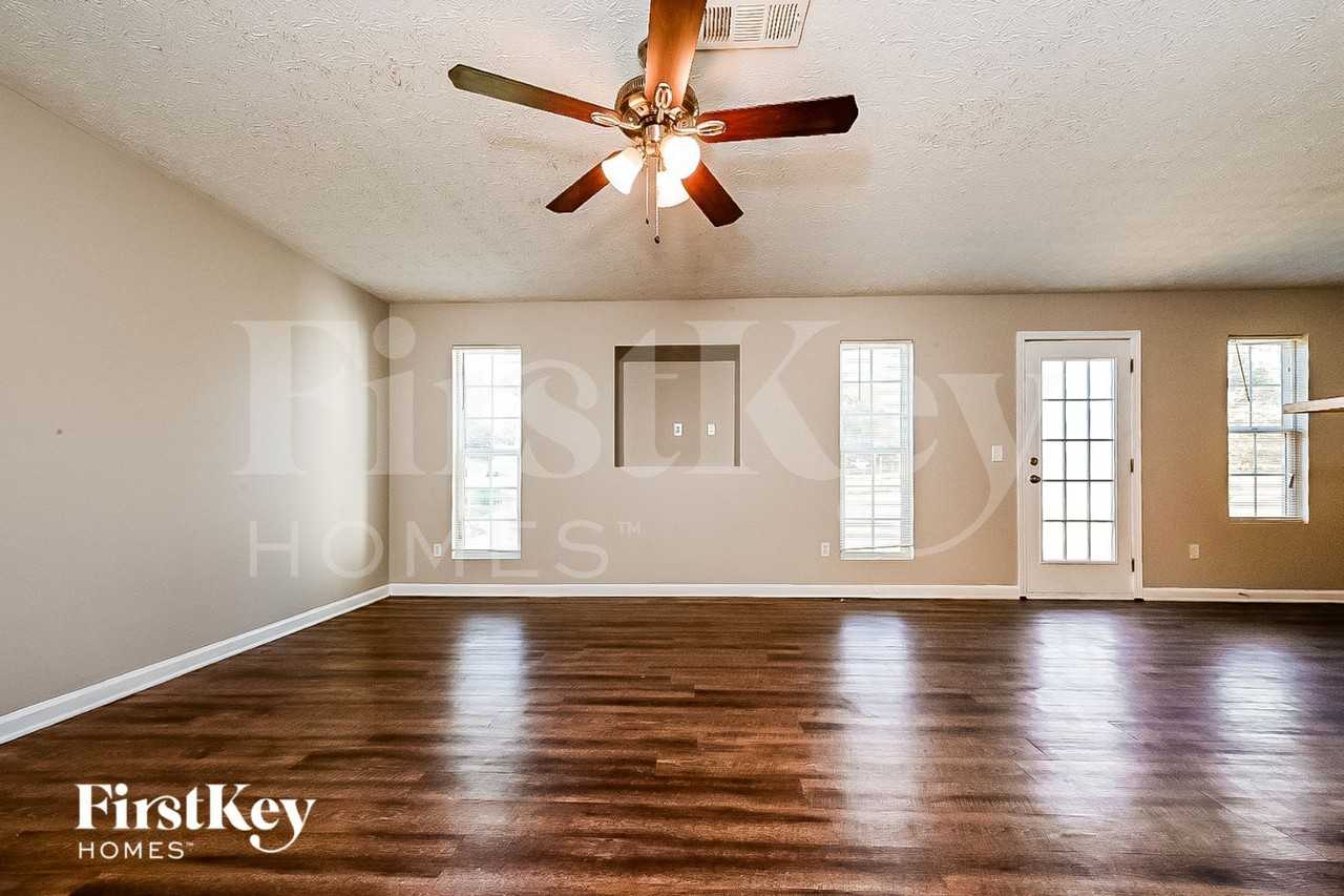 1235 Mills Cove Dr - Photo 2 of 14