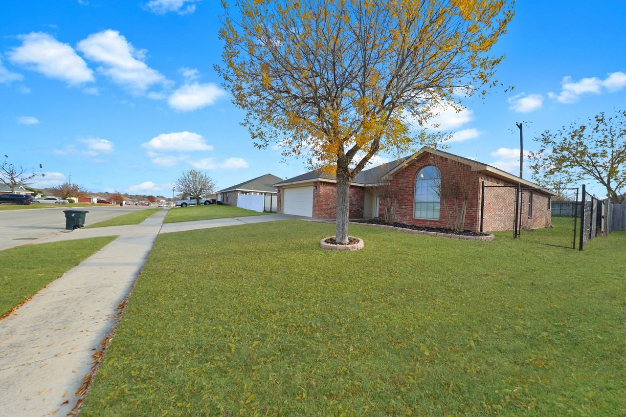 2906 Maria Dr - Photo 3 of 18