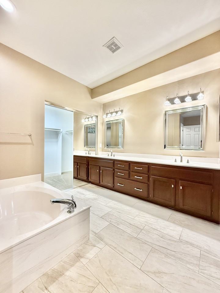 4742 E Eden Dr - Photo 4 of 23