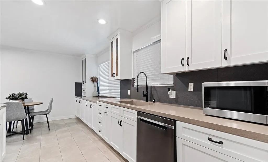 14414 Addison St - Photo 5 of 9