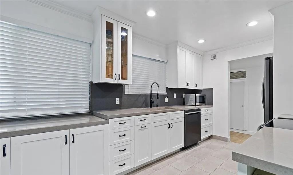 14414 Addison St - Photo 6 of 9