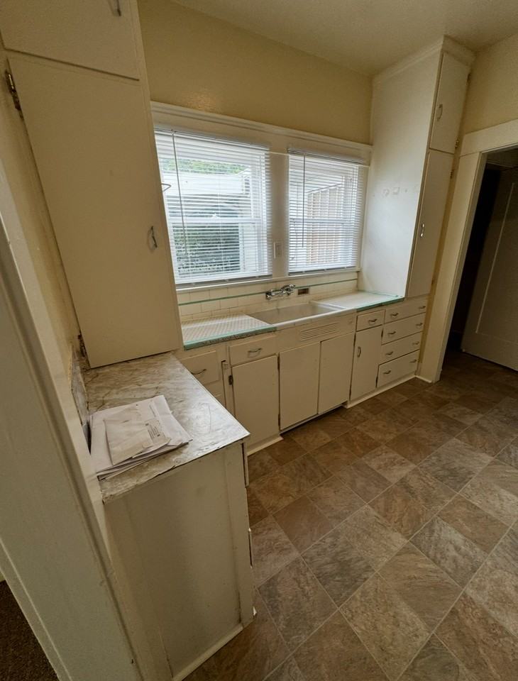 1061 N Pilgrim St - Photo 4 of 9