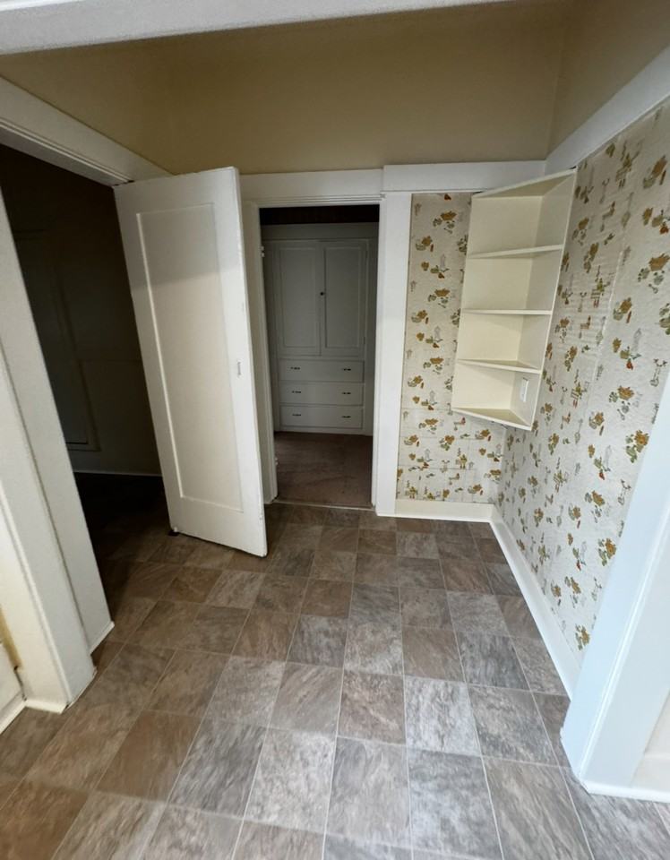 1061 N Pilgrim St - Photo 5 of 9