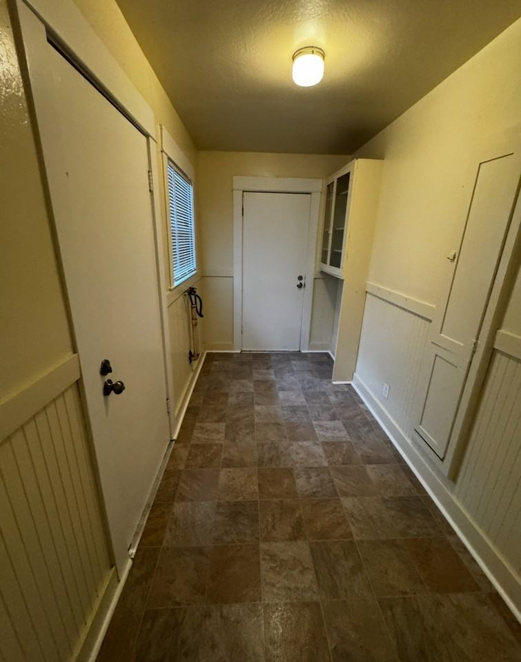 1061 N Pilgrim St - Photo 6 of 9