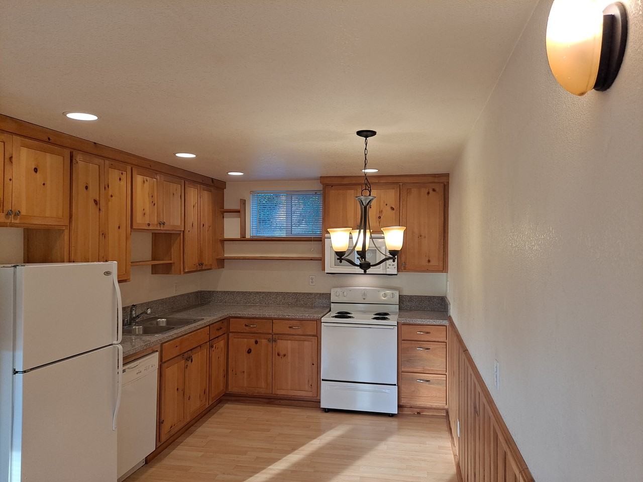 200 Parkview Dr #2 - Photo 3 of 18