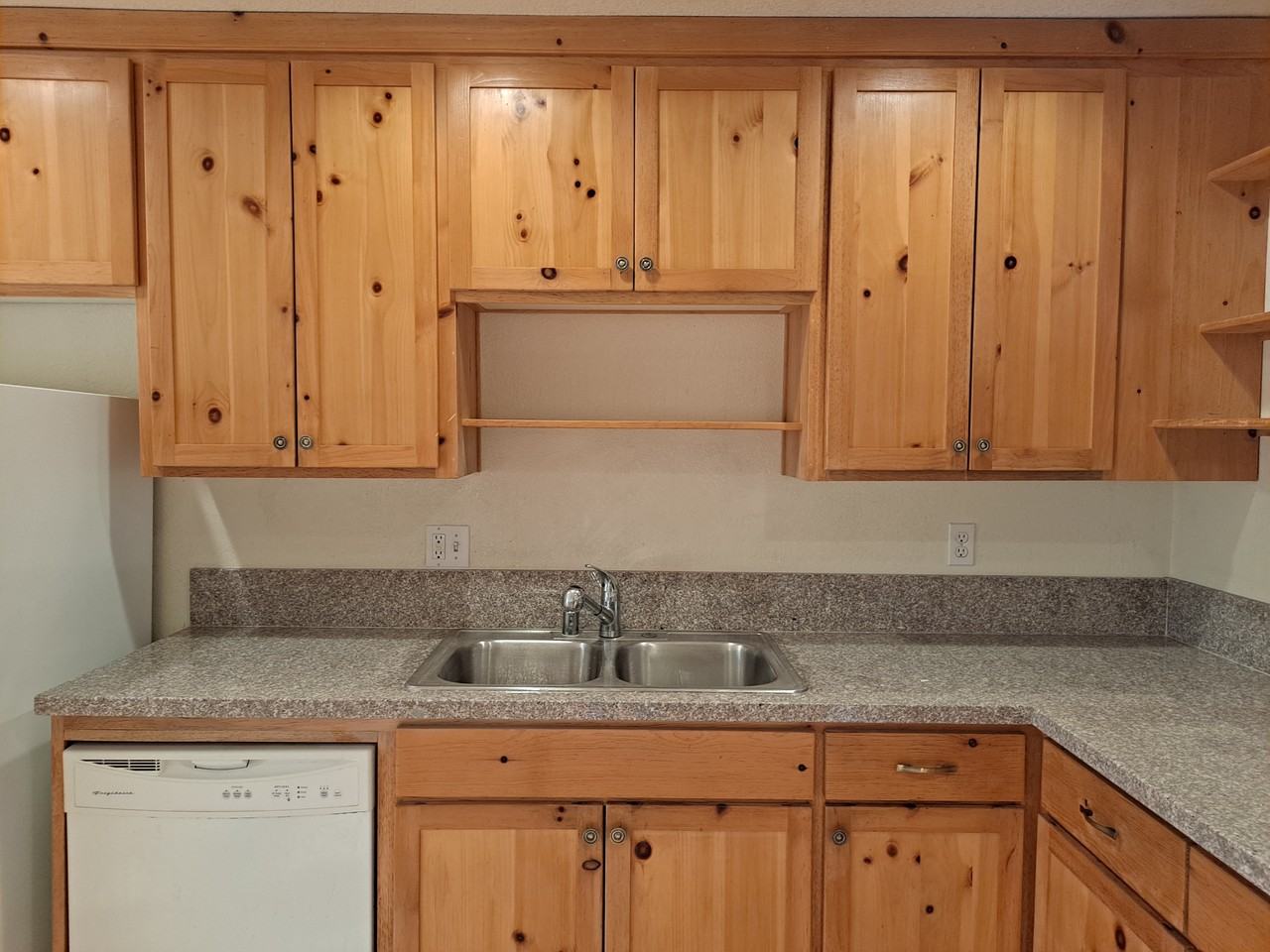 200 Parkview Dr #2 - Photo 4 of 18