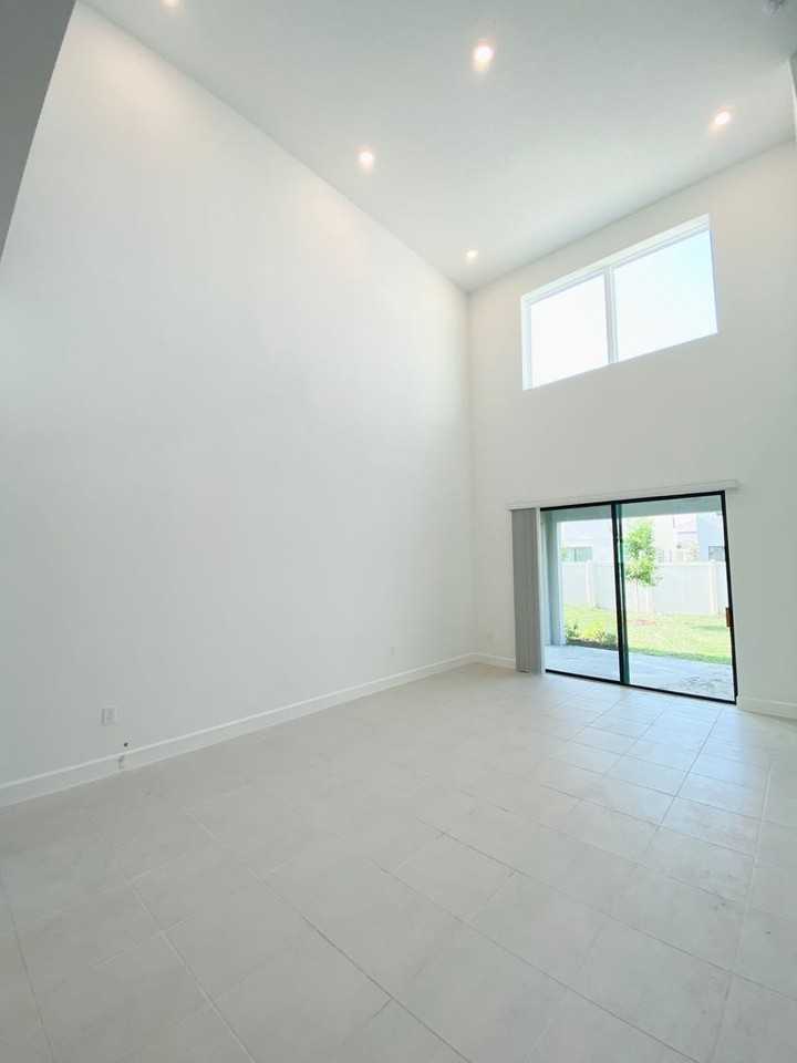 1402 Lone Feather Trl - Photo 5 of 40