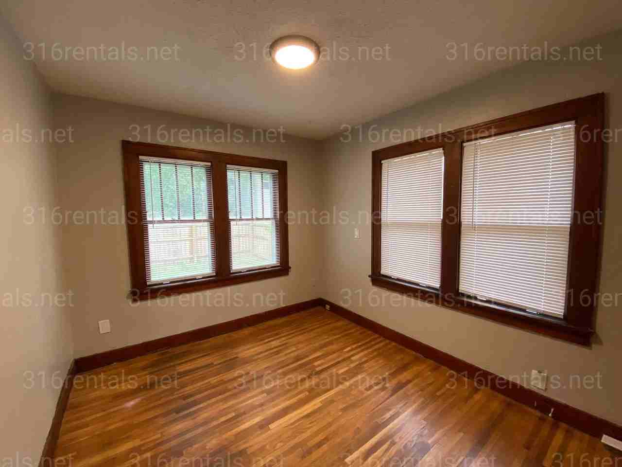 905 N Oliver Ave - Photo 5 of 13