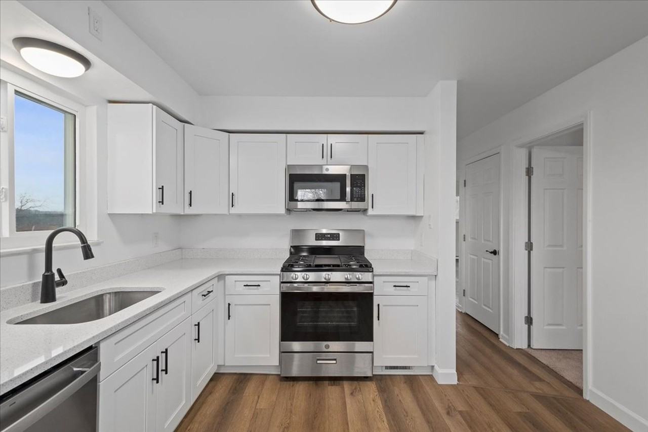 1303 Cloverdale St - Photo 4 of 43