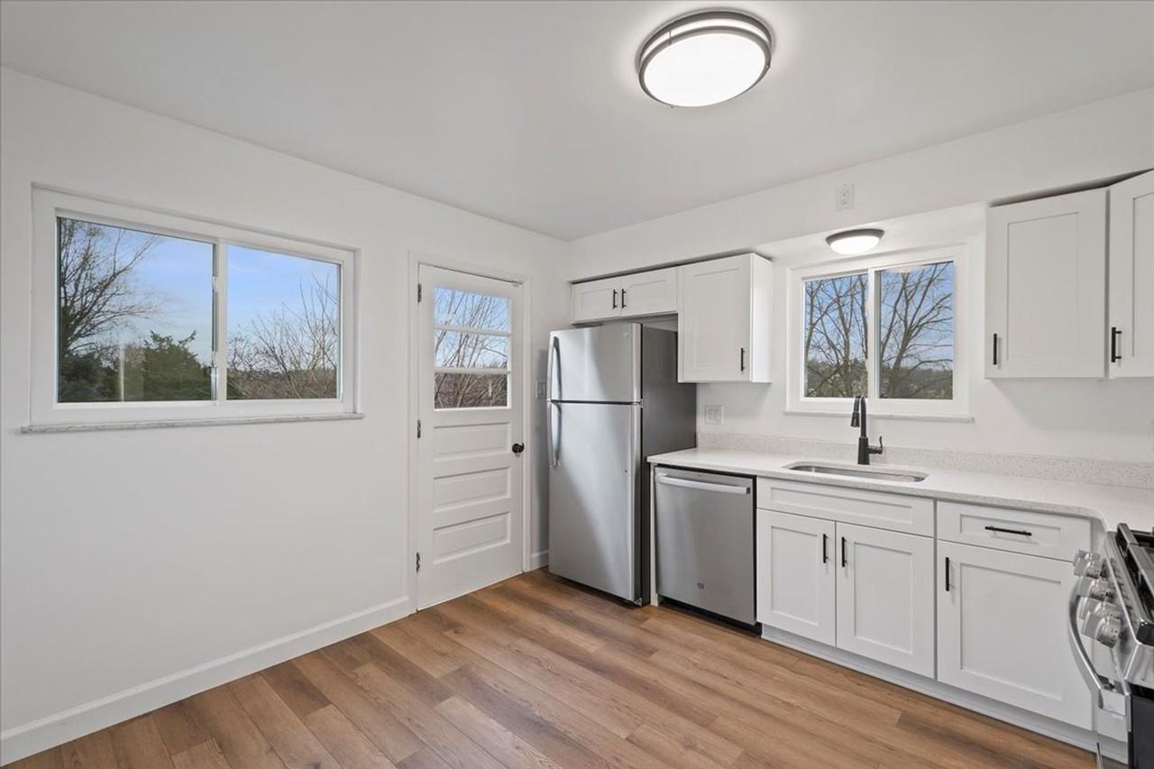 1303 Cloverdale St - Photo 5 of 43