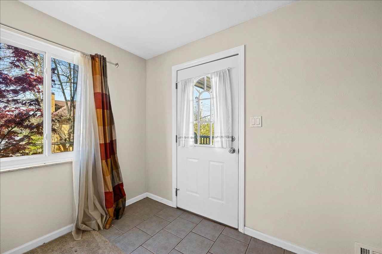 1339 Rutherford Ave - Photo 2 of 33