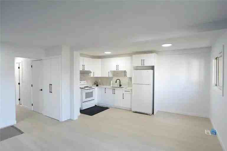 761 Bronx Ave - Photo 2 of 13