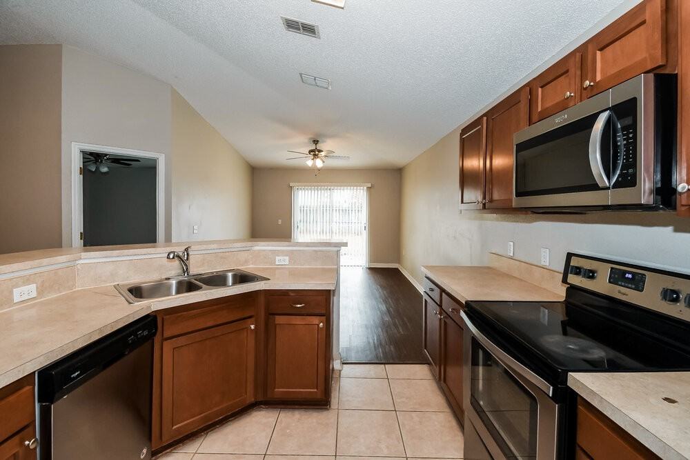 11128 Lord Taylor Dr - Photo 7 of 16