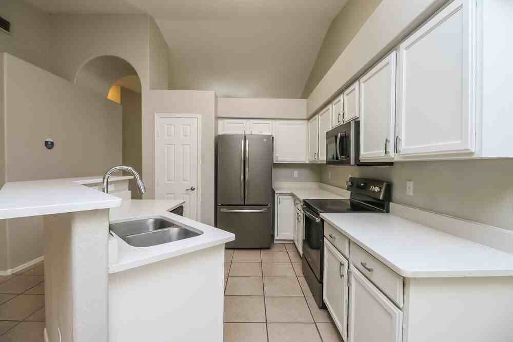 423 S Kingston Ct - Photo 5 of 16