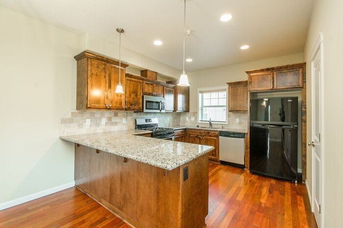 358 Sw Eastman Pkwy - Photo 5 of 23