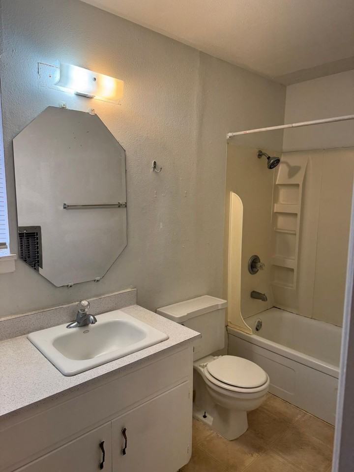 2619 19th St Apt 21 #21 - Photo 2 of 7