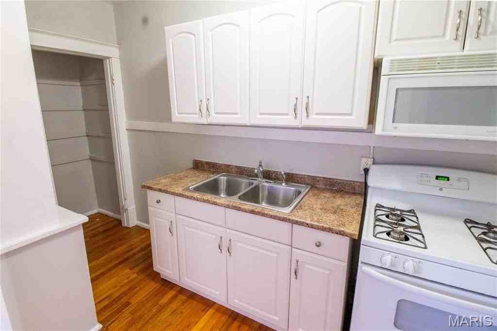 2852 Shenandoah Ave #2W - Photo 4 of 8